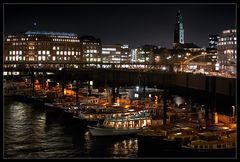 Hamburg bei Nacht mit Michel