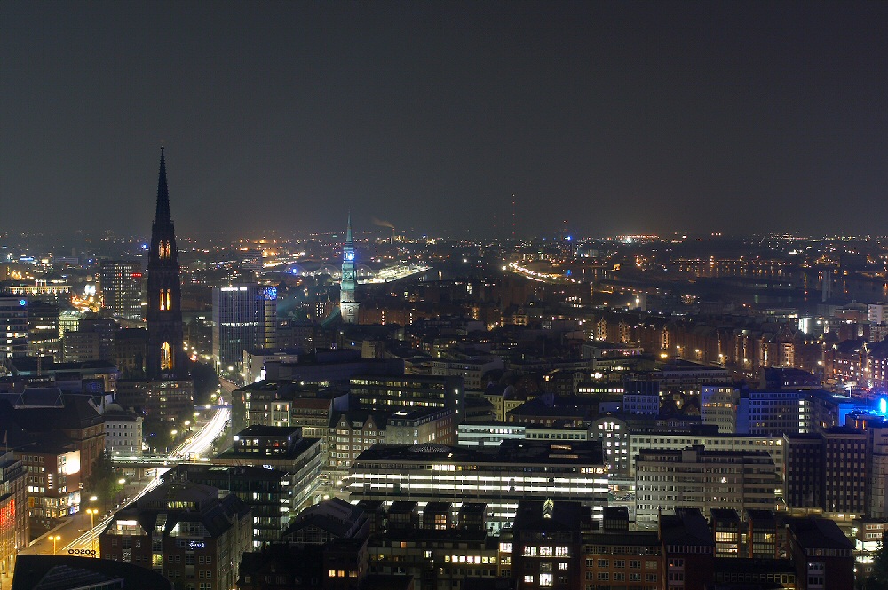 Hamburg bei Nacht von oben