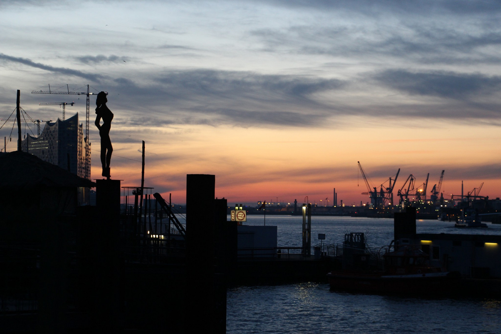 Hamburg bei Sonnenaufgang