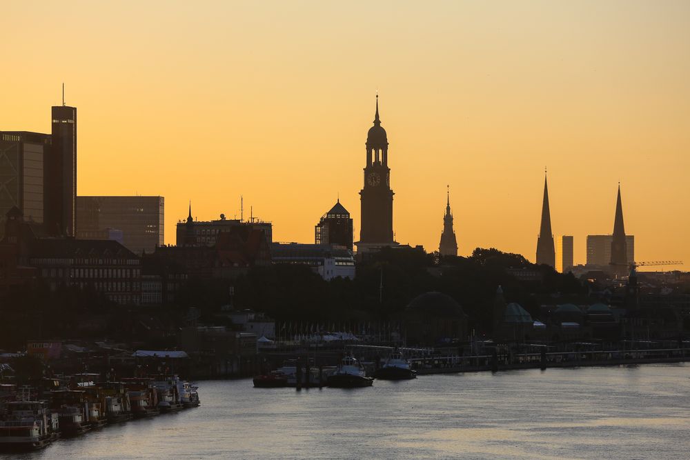 Hamburg bei Sonnenaufgang