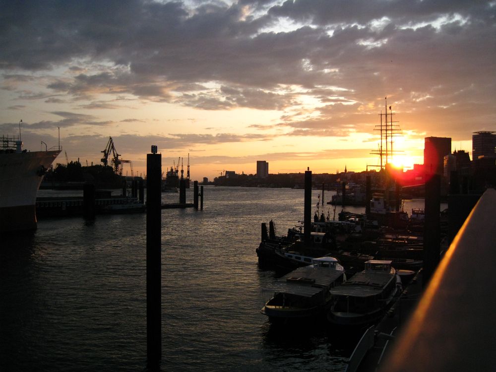 Hamburg bei Sonnenuntergang von tkoenig 