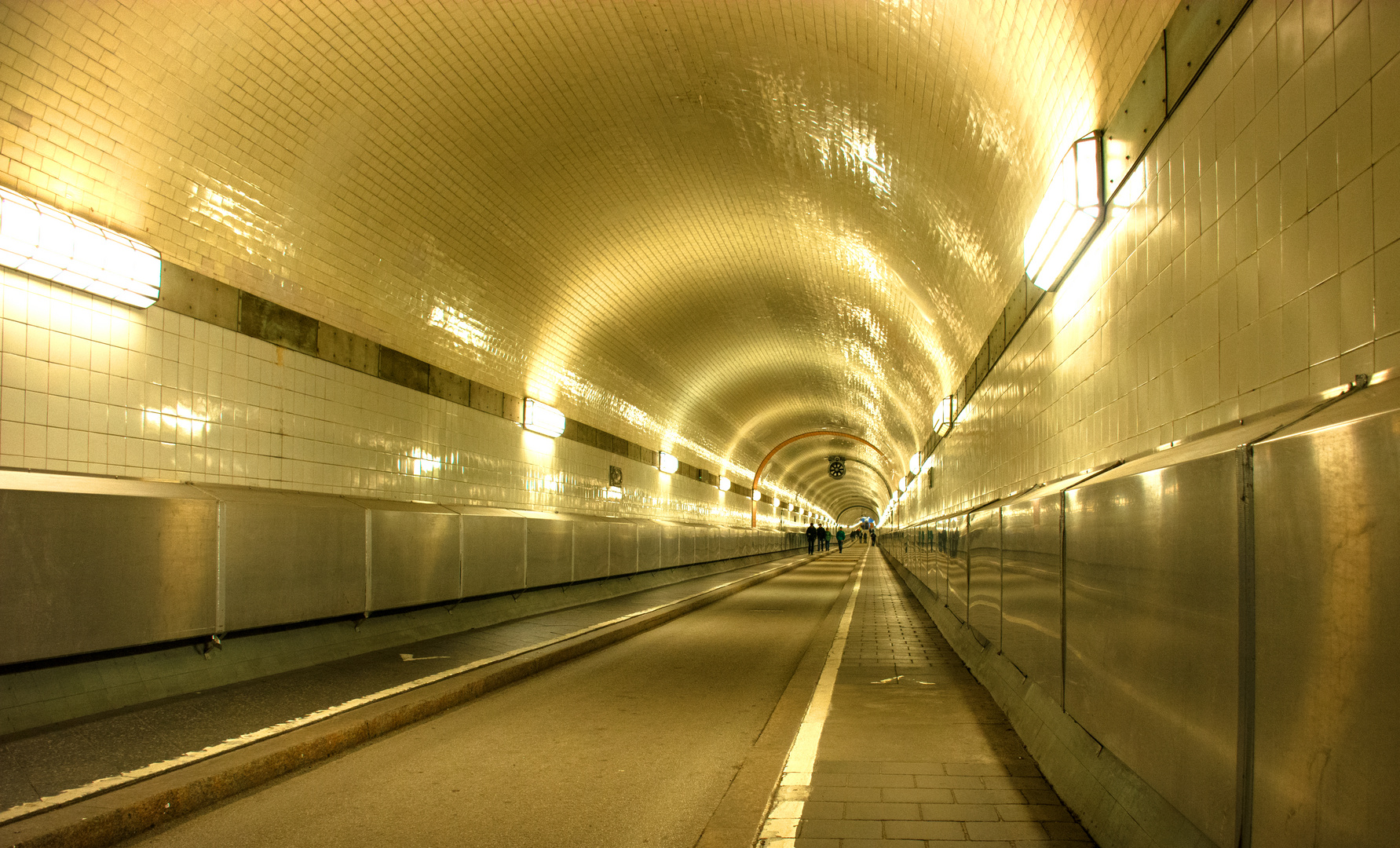 Hamburg - Blick durch den alten Elbtunnel