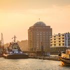 Hamburg - Blick Elbabwärts, die Schlepperflotte im Abendlicht