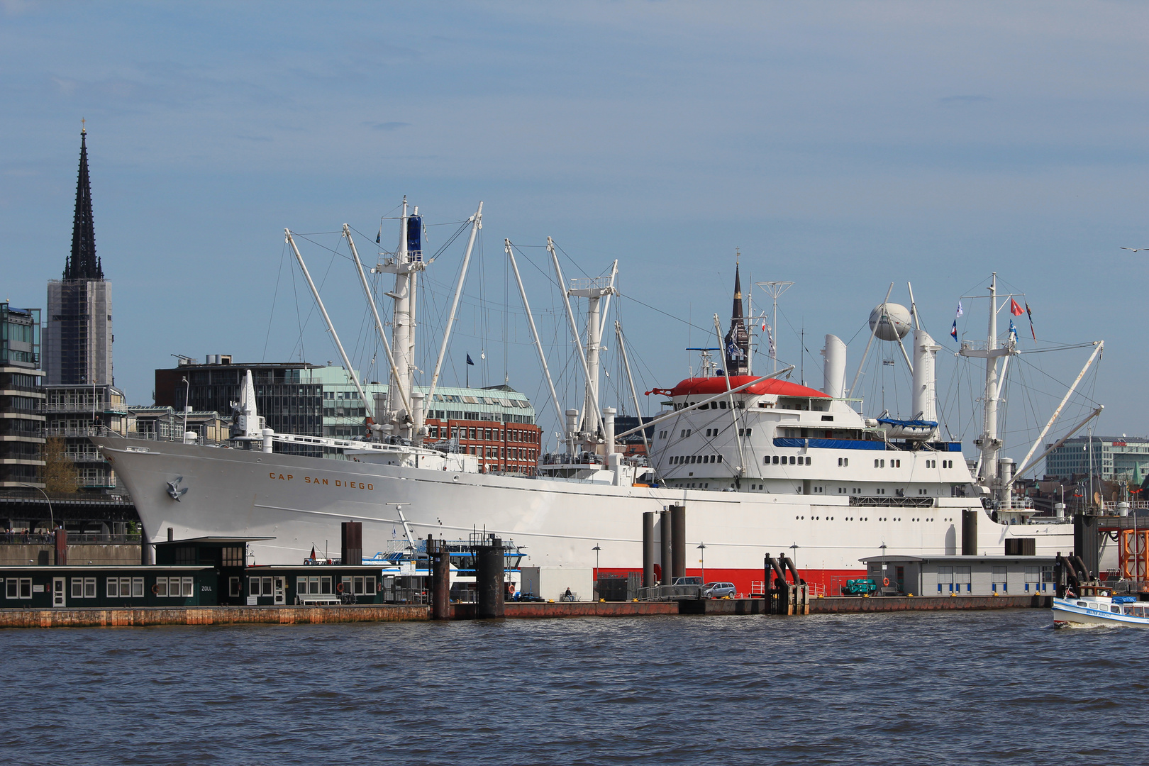 Hamburg,  Blick von der Elbe auf das Museumsschiff Cap San Diego im Hafen