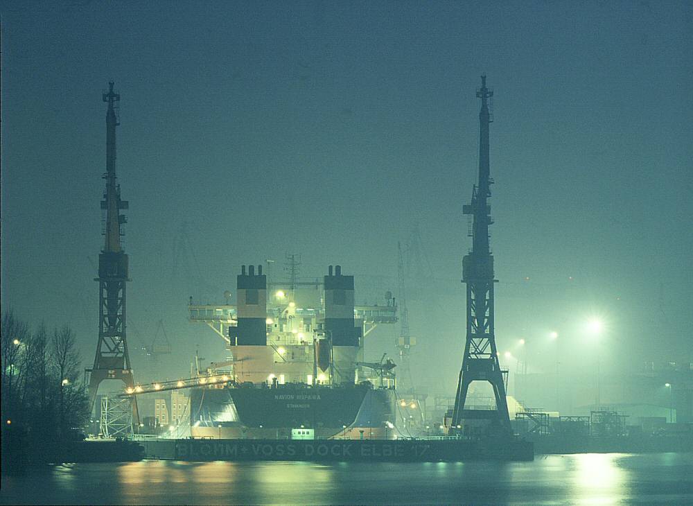 Hamburg - Blohm & Voss bei Nacht und Nebel