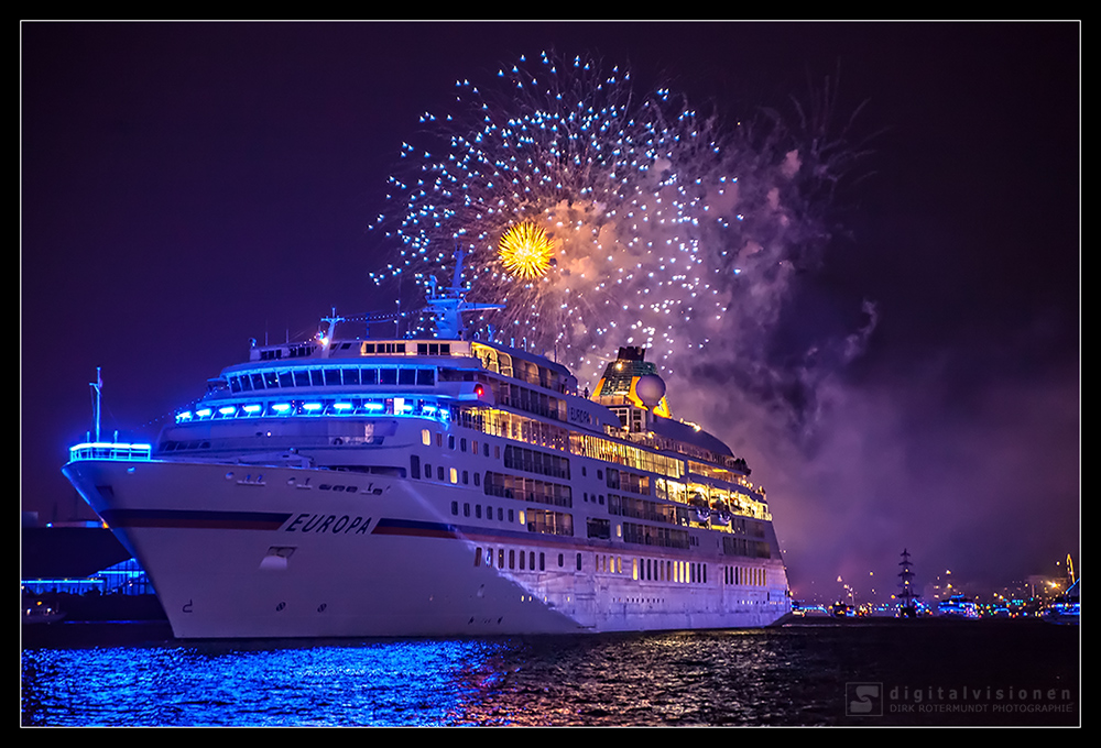 Hamburg Blue Port 2014 - MS Europa mit Feuerwerk