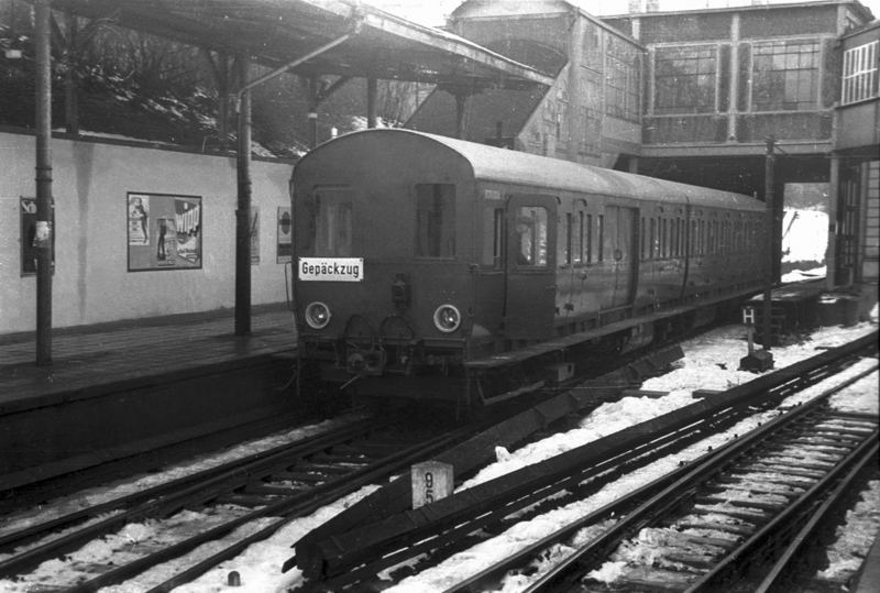 Hamburg ca. 1955 S-Bahn im Bahnhof Blankenese