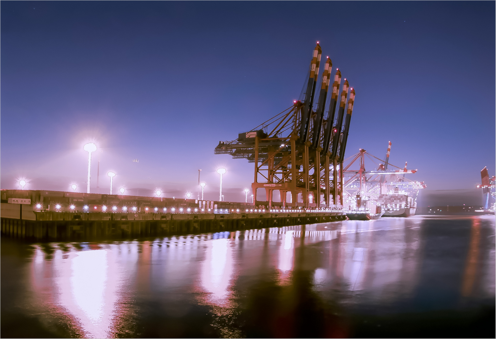 Hamburg Containerhafen bei Nacht