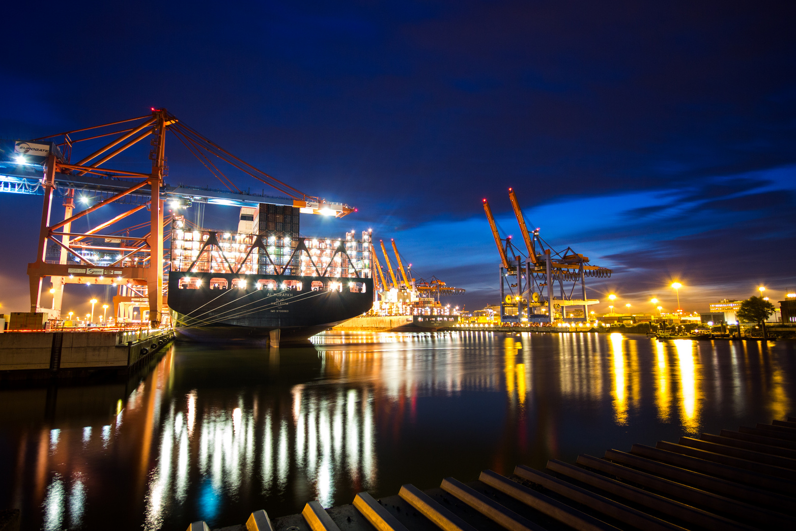 Hamburg Containerhafen in der Blauen Stunde