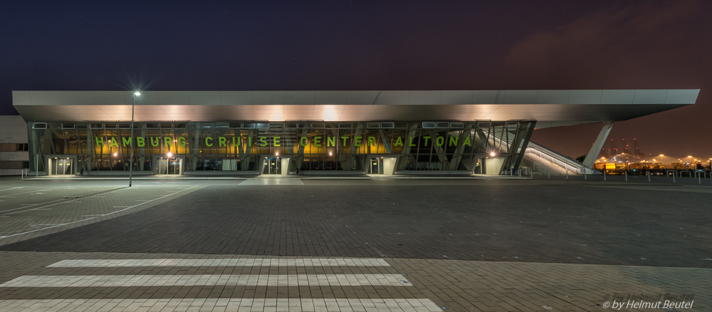 Hamburg Cruise Center Altona @night