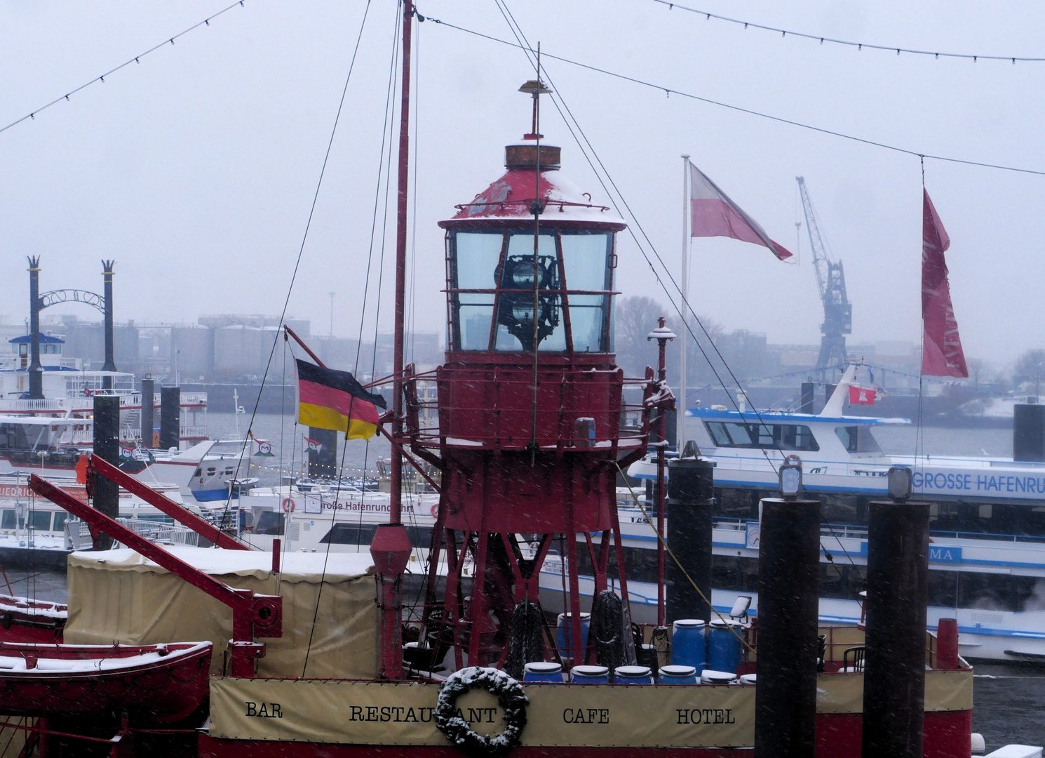 Hamburg - Der Hafen mit dem alten Feuerschiff Hamburg