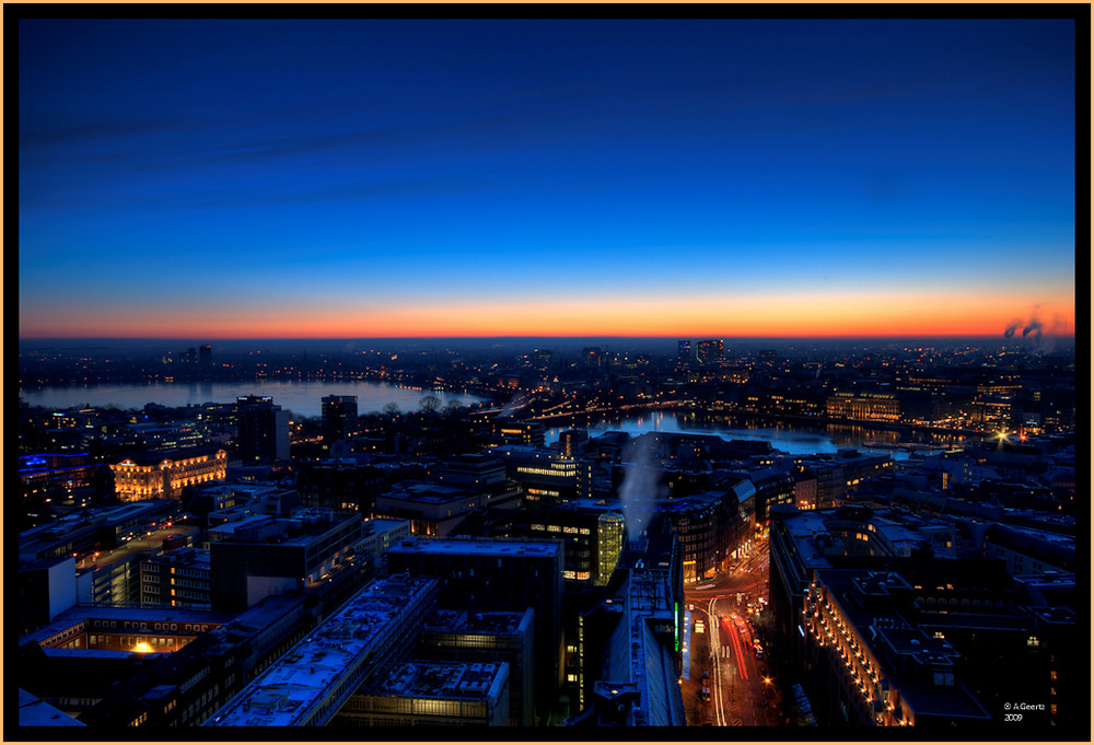 Hamburg die Blaue Stunde erwischt.