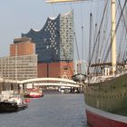 Hamburg - die "Elphi" mit "Rickmer Rickmers"