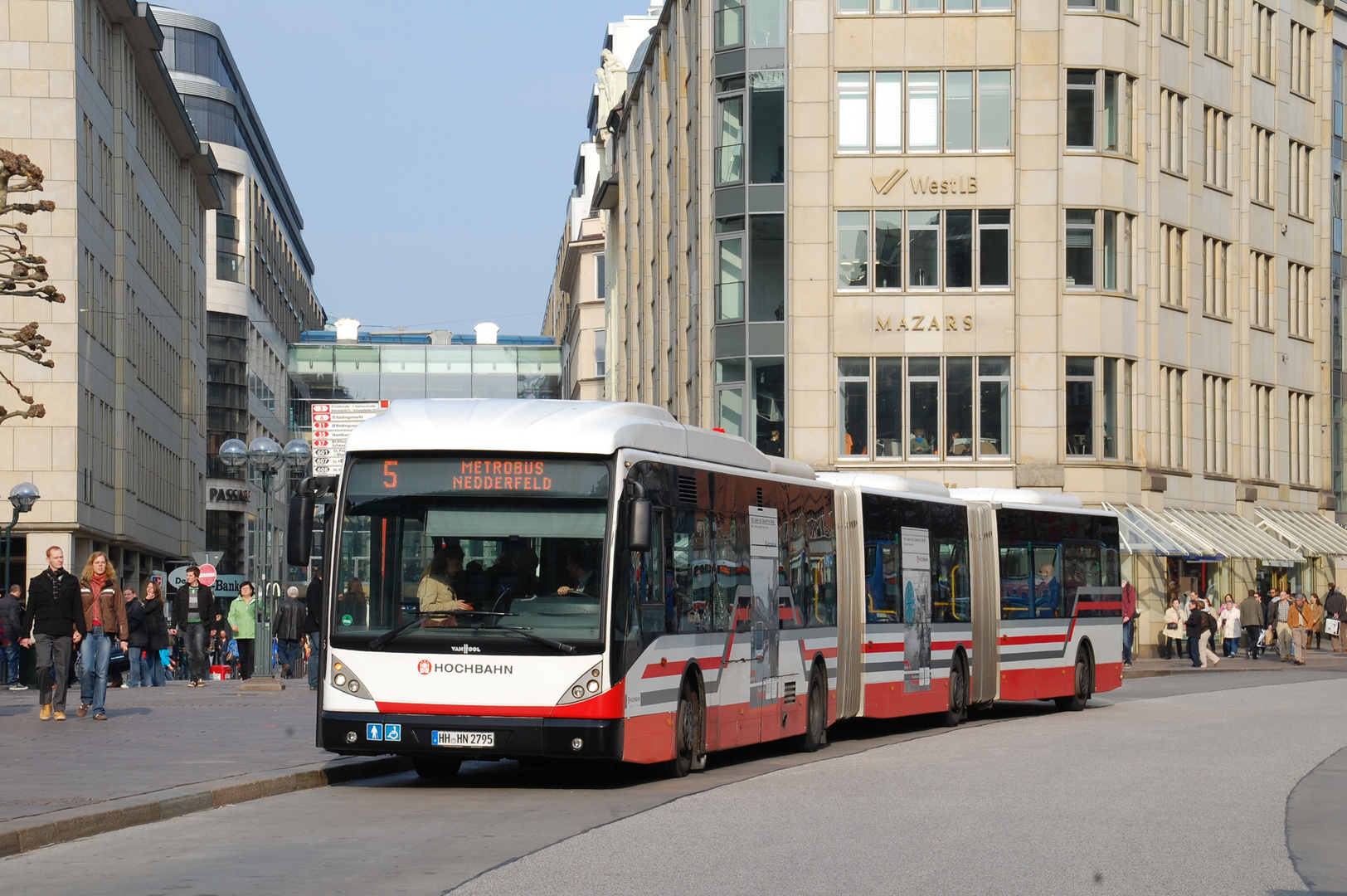 Hamburg Doppelgelenkbus von Van Hool