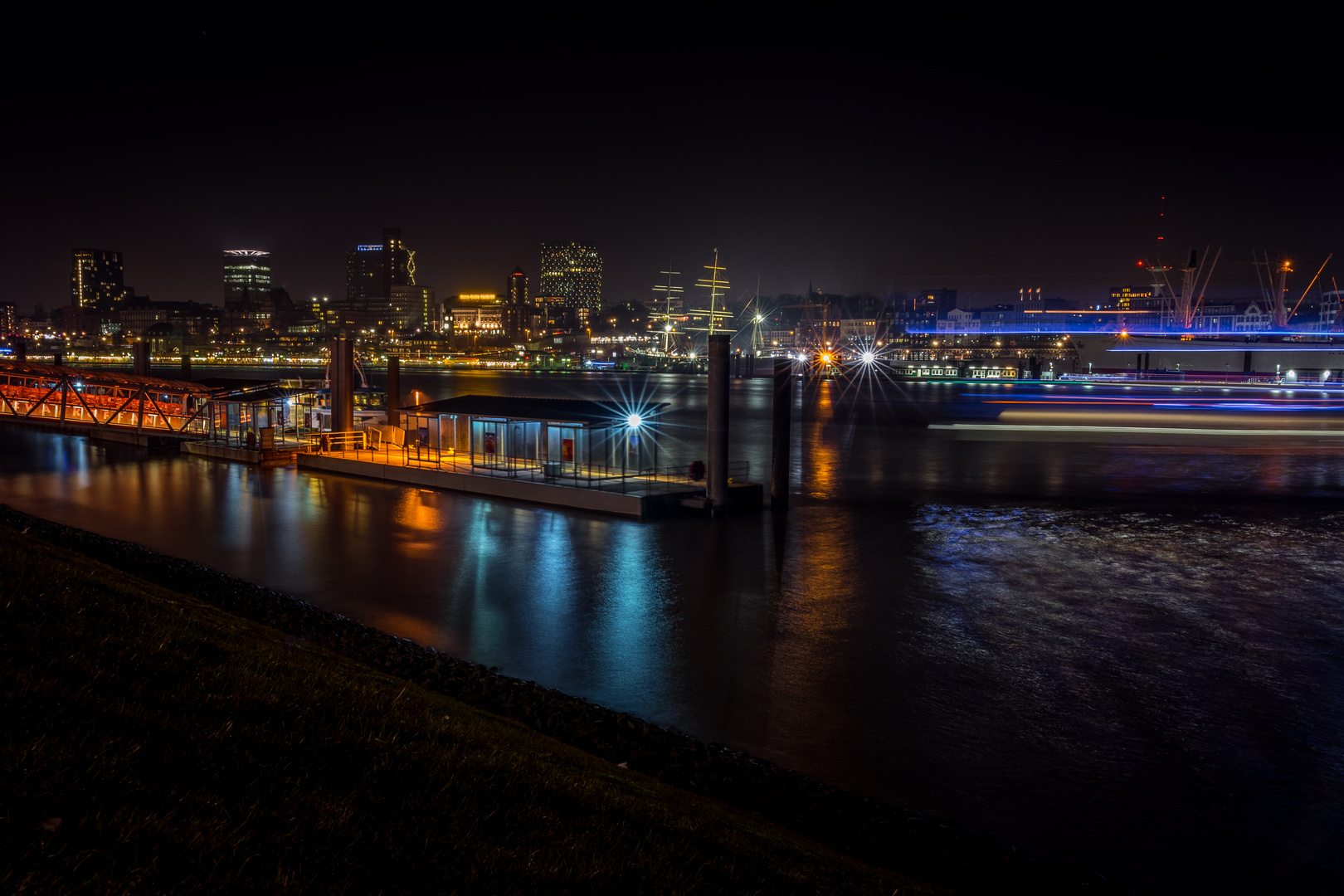 Hamburg Elbe bei Nacht