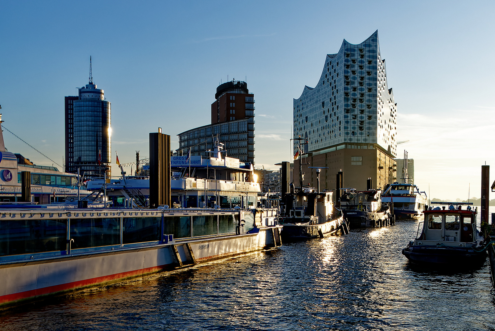 Hamburg Elbphilharmonie bei Sonnenaufgang