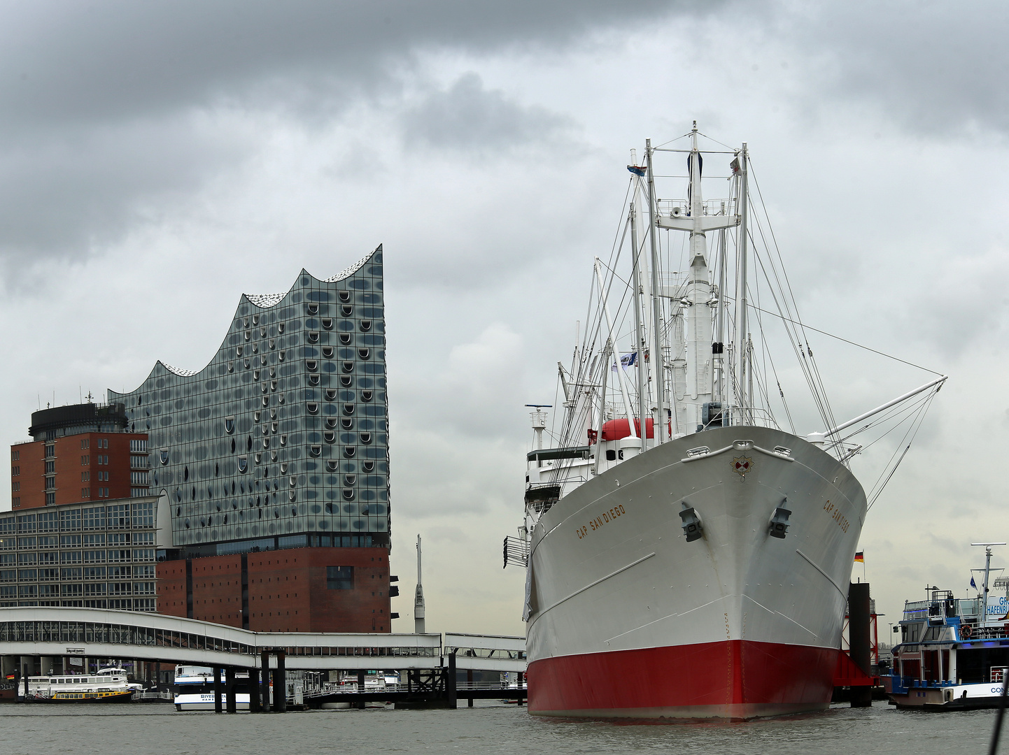 Hamburg -Elbphilharmonie und Cap San Diego-