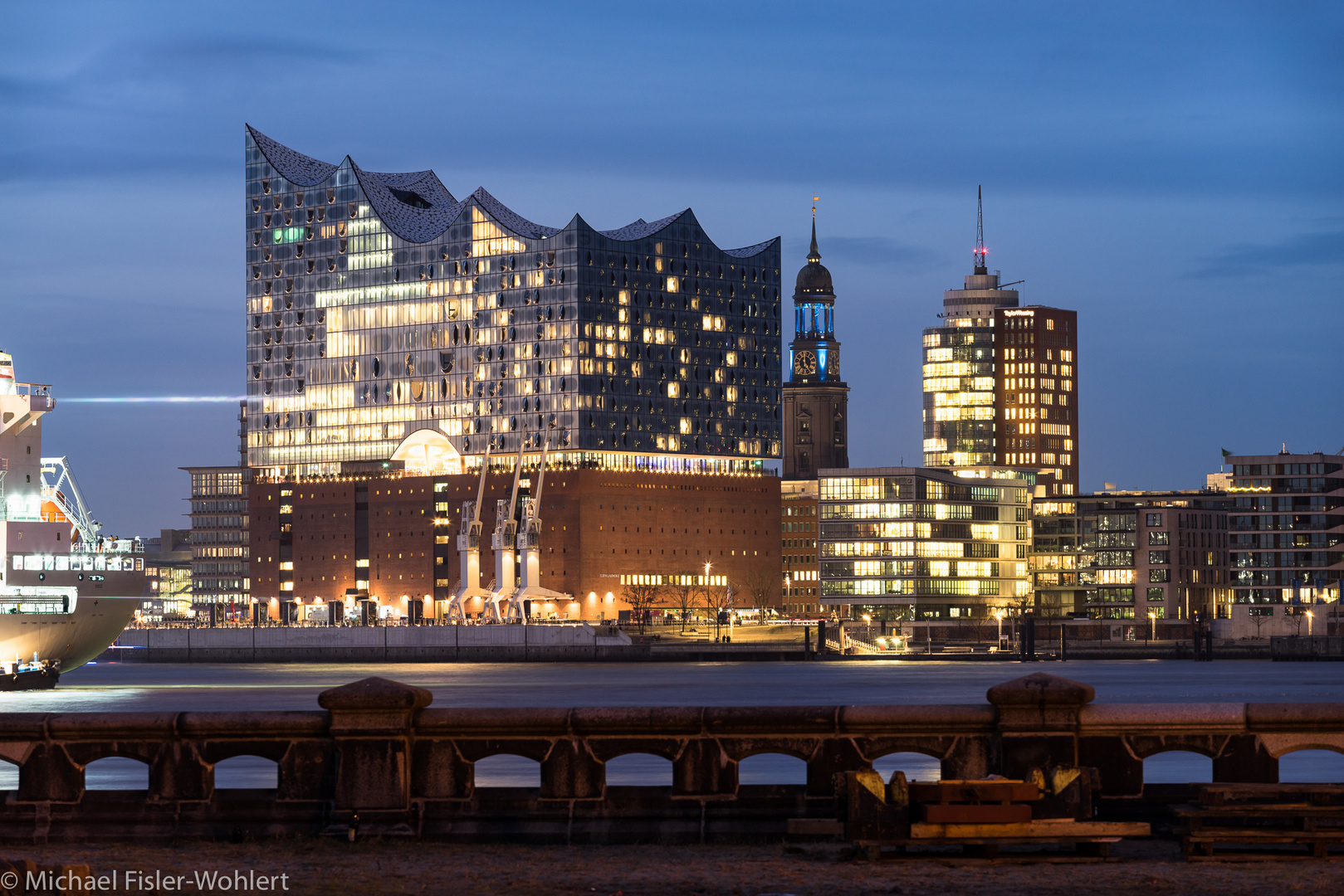 Hamburg - Elbphilharmonie und St. Michaelis