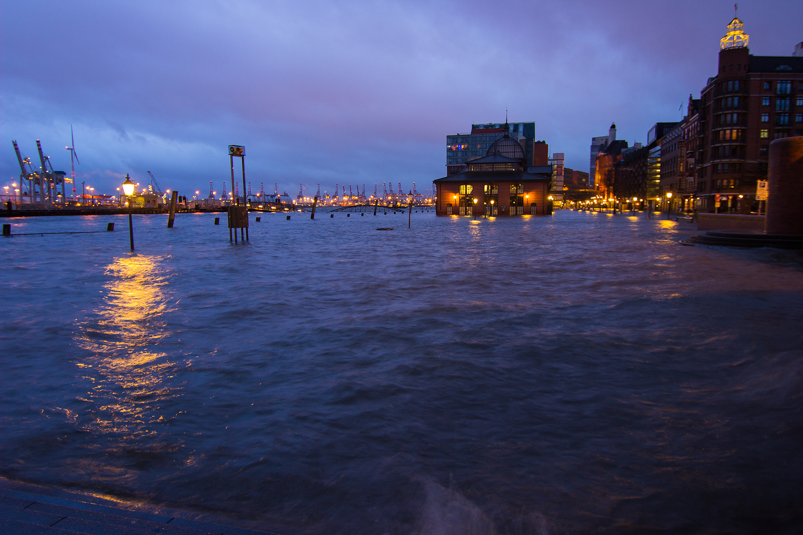 Hamburg, Fischmarkt, Hochwasser, Flut, Hafebn, Blaue Stunde, Überflutet