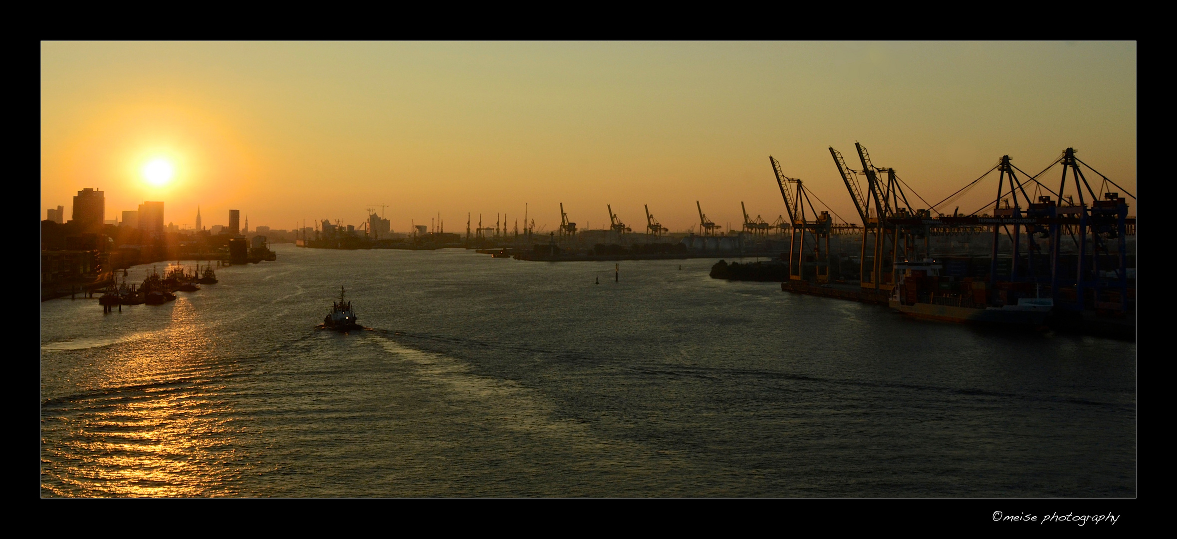 Hamburg Hafen bei Sonnenaufgang