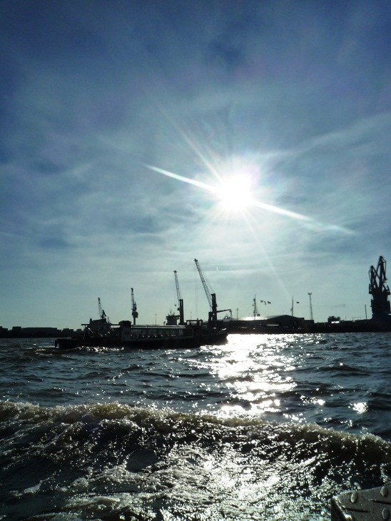 Hamburg Hafen bei Sonnenschein