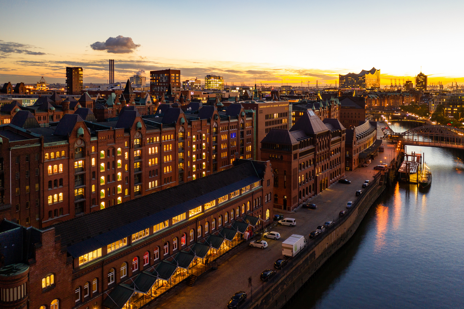 Hamburg Hafen blaue Stunde