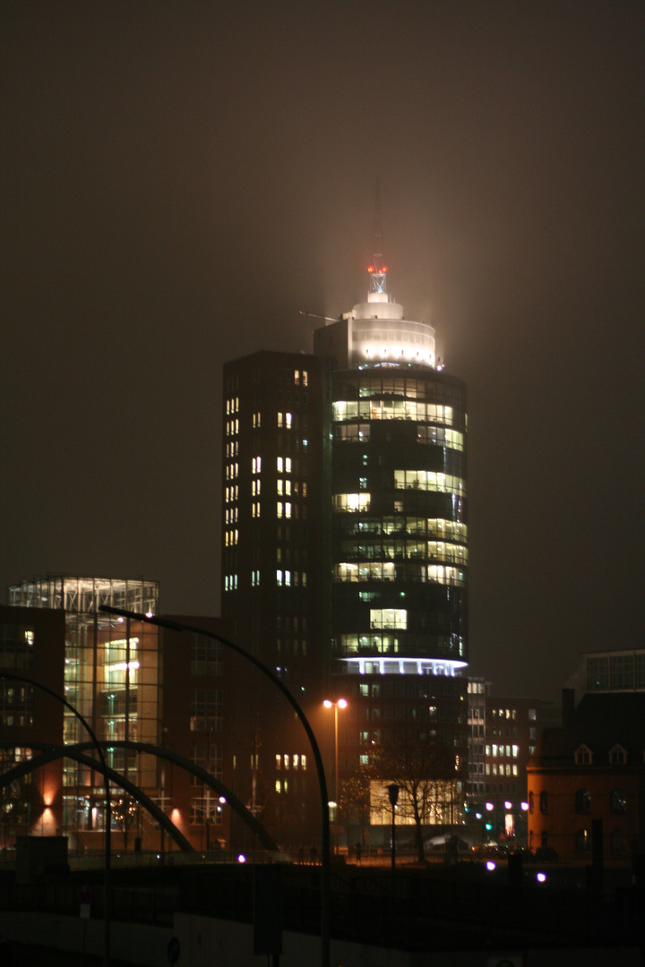 Hamburg Hafen Büroturm Nacht im Nebel