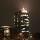 Hamburg Hafen Büroturm Nacht im Nebel