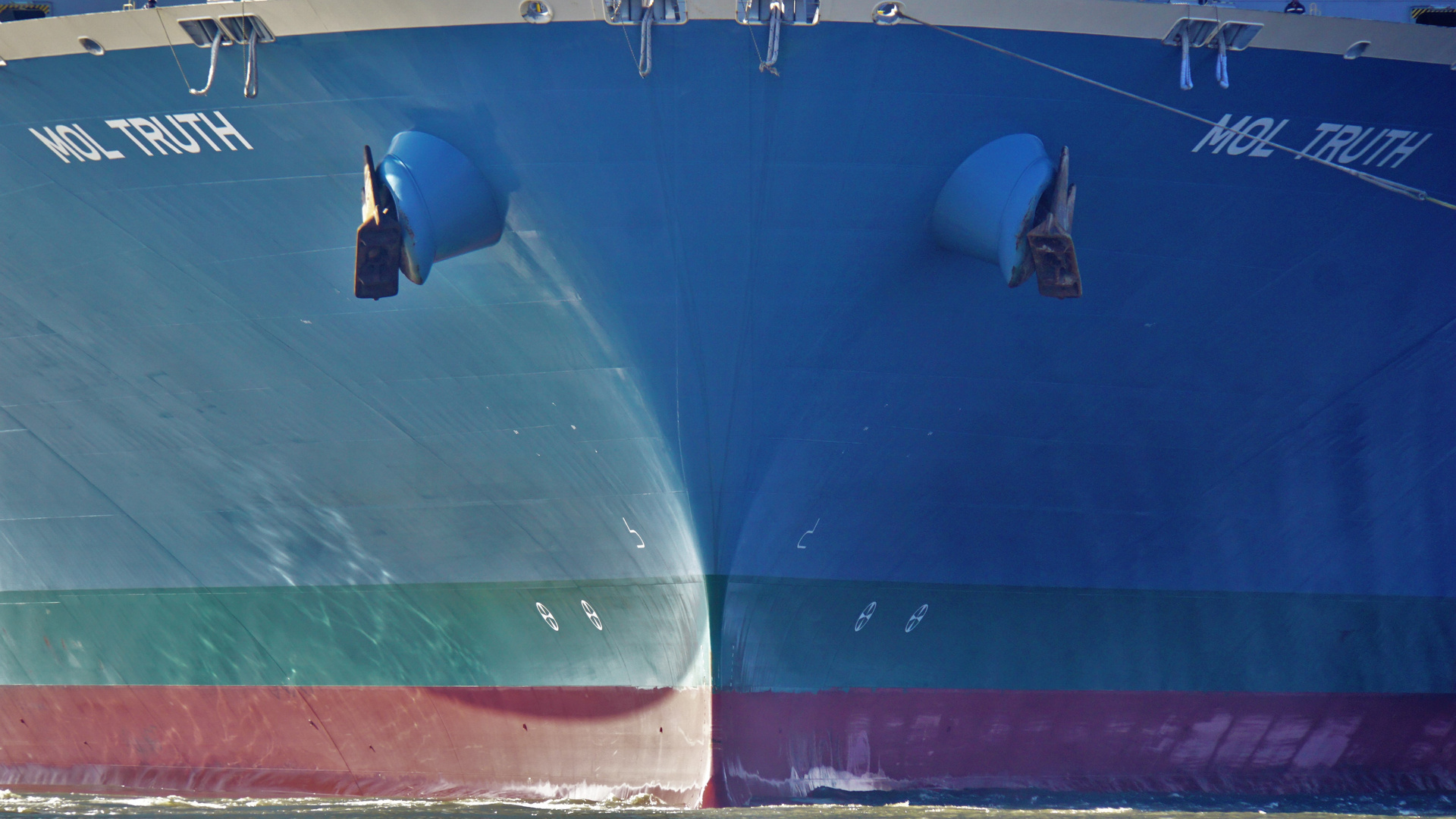 Hamburg Hafen Containerschiff MOL Truth (20.000-TEU-Typ)