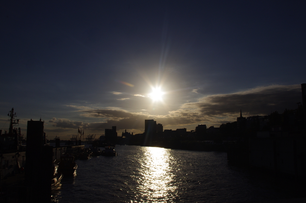 Hamburg Hafen im Gegenlicht