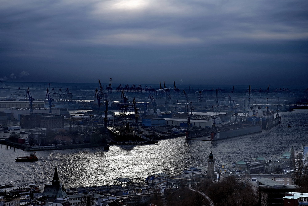 Hamburg Hafen im Nebel