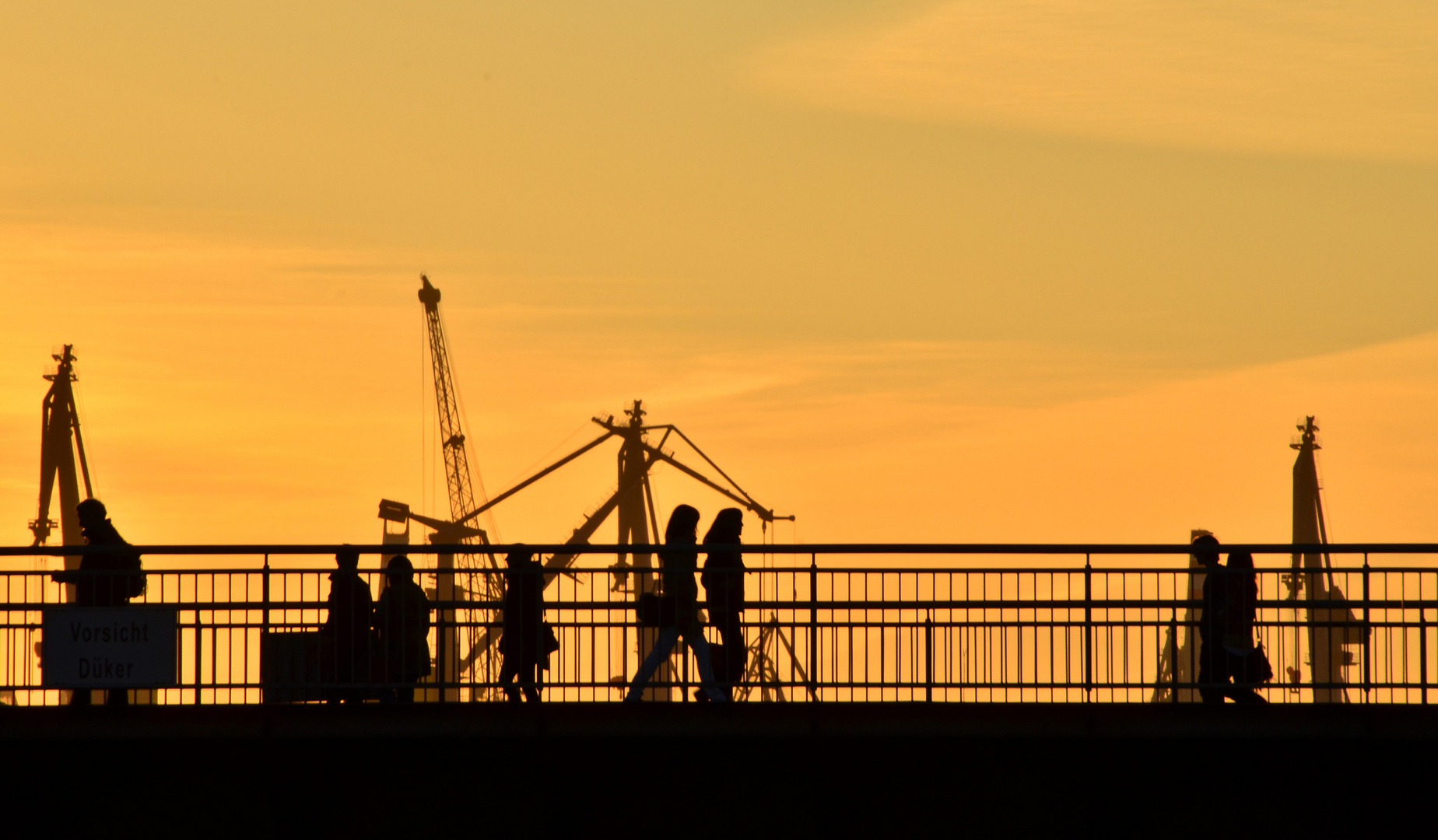 Hamburg Hafen im Sonnenuntergang