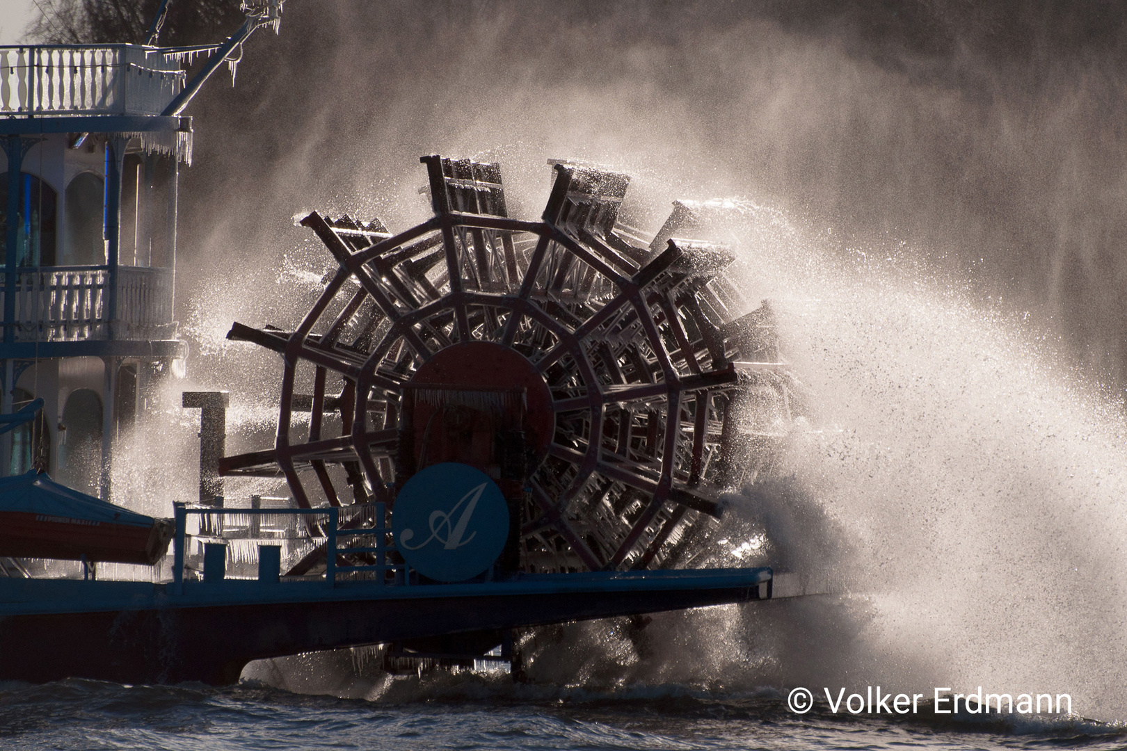 Hamburg Hafen im Winter - Raddampfer bei Frost