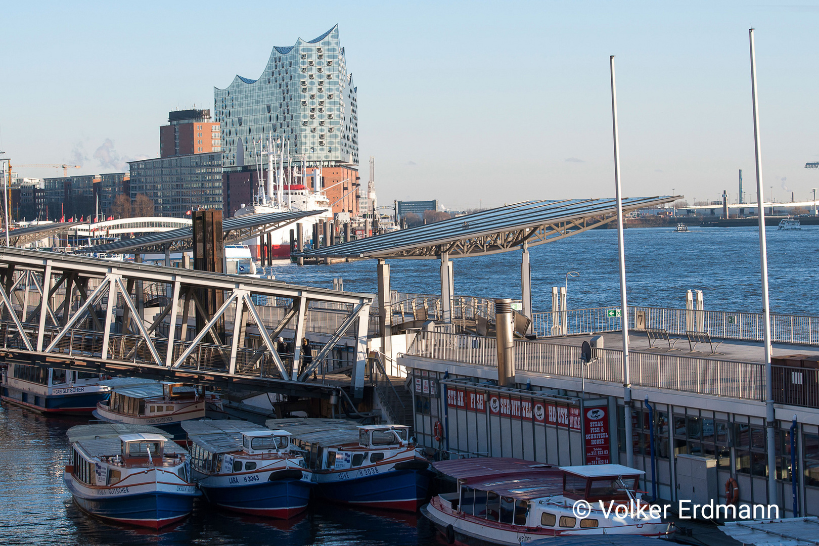 Hamburg Hafen Landungsbrücken mit Elphi / Elbphilharmonie