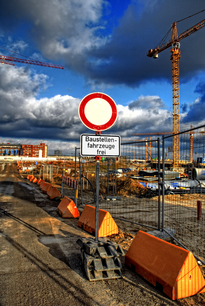 Hamburg - Hafencity - Baustellenfahrzeuge frei