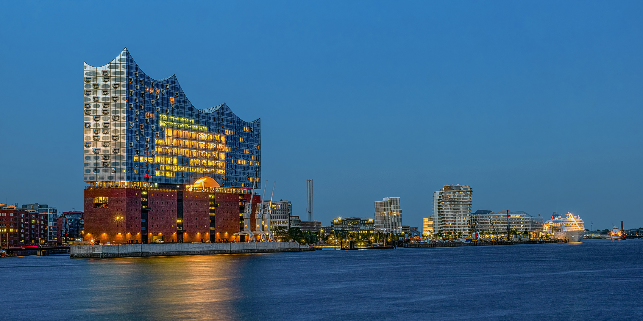 Hamburg. Hafencity. Blaue Stunde.