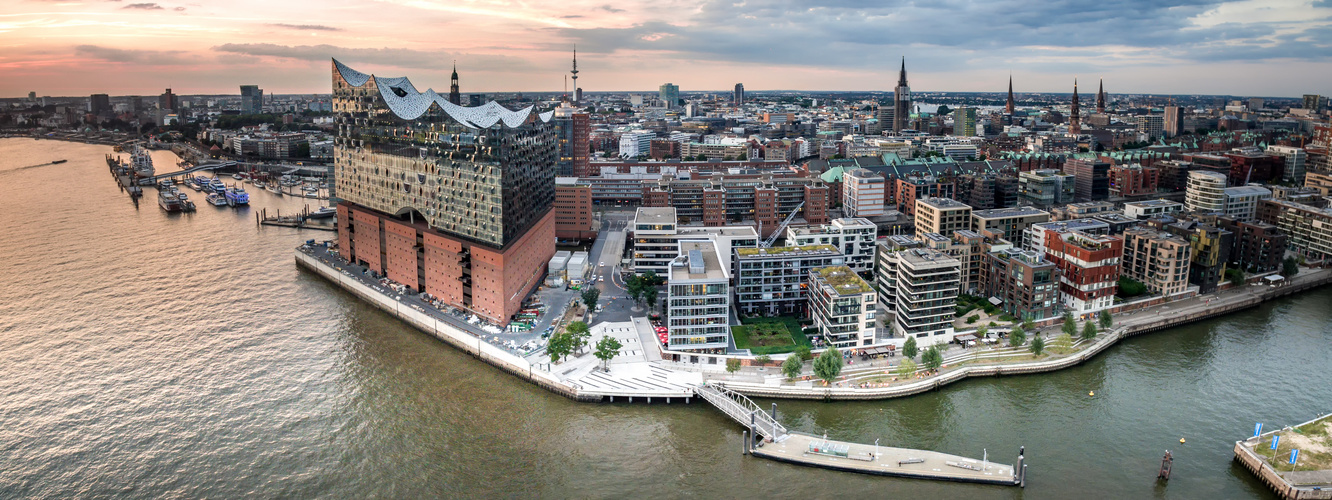 Hamburg Hafencity mit Elbphilharmonie und Speicherstadt