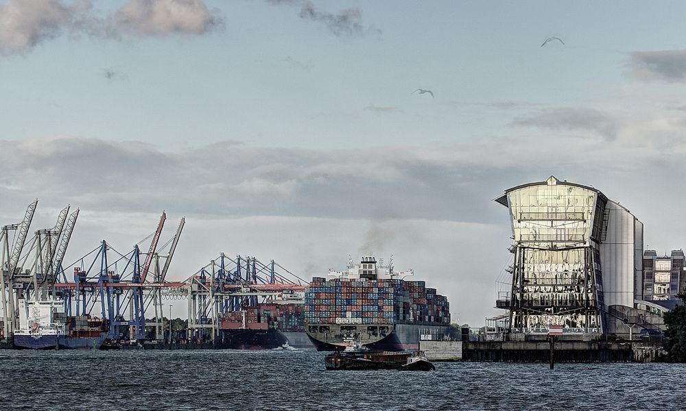 . hamburg harbour - elbe .