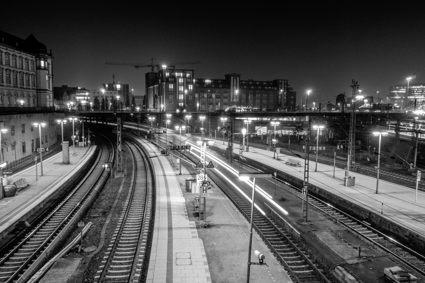Hamburg Hbf Langzeitbelichtung In Schwarz Weiss Bei Nacht Foto Bild Gleise Eisenbahn Verkehr Fahrzeuge Bilder Auf Fotocommunity