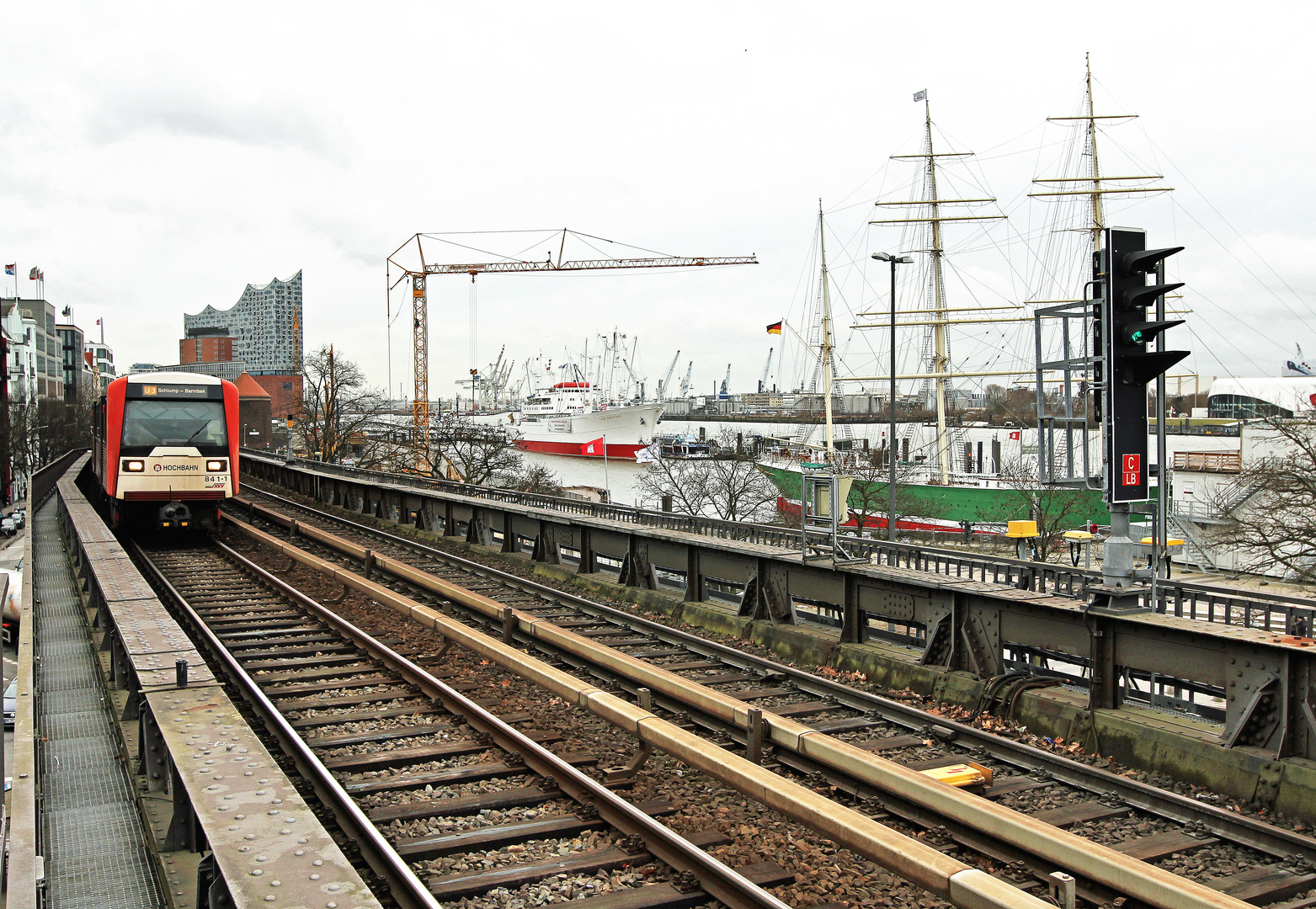Hamburg - Hochbahn - Frachtschiff - Segelschiff