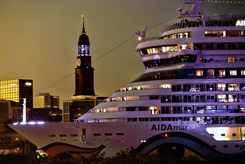 Hamburg Impressionen - AIDAmar vor dem Michel