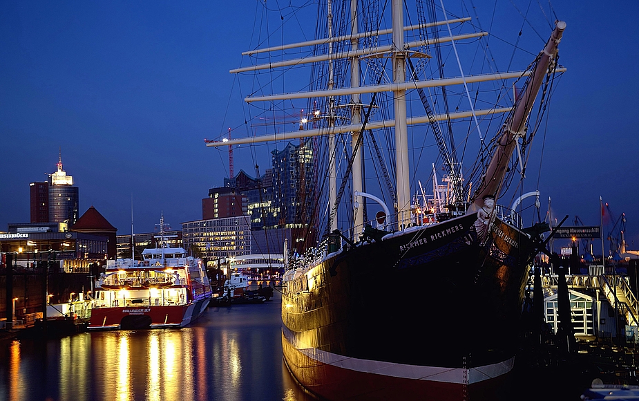 Hamburg Impressionen - Blaue Stunde an der Rickmer Rickmers