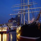 Hamburg Impressionen - Blaue Stunde an der Rickmer Rickmers