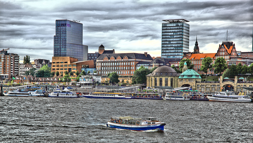 Hamburg Impressionen - malerische St. Pauli Landungsbrücken