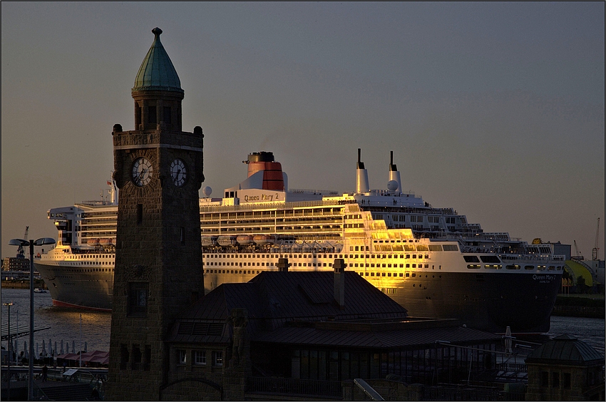 Hamburg Impressionen - QM2 sagt: "Guten Morgen Hamburg"