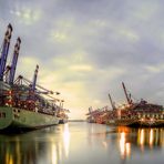 Hamburg Impressionen - Waltershofer Hafen am Abend