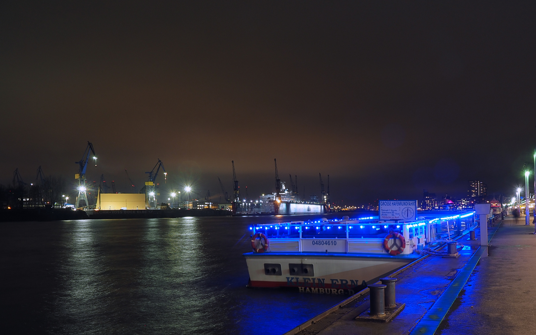 Hamburg in der Vorweihnachtszeit - Klein Erna vor der Abfahrt