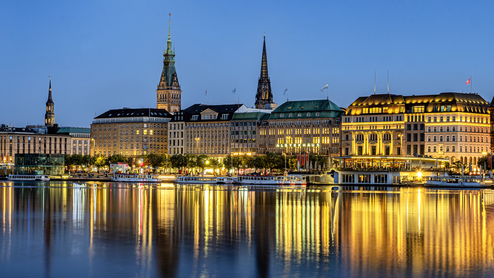 Hamburg. Jungfernsteg. Blaue Stunde.