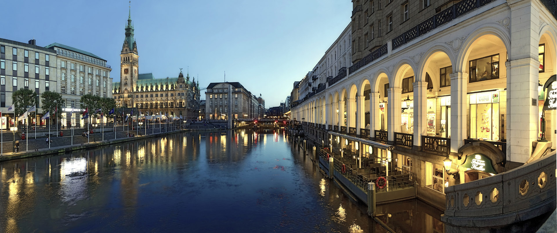 Hamburg Jungfernsteg mit Rathaus Panorama beleuchtet