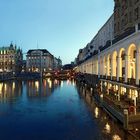 Hamburg Jungfernsteg mit Rathaus Panorama beleuchtet